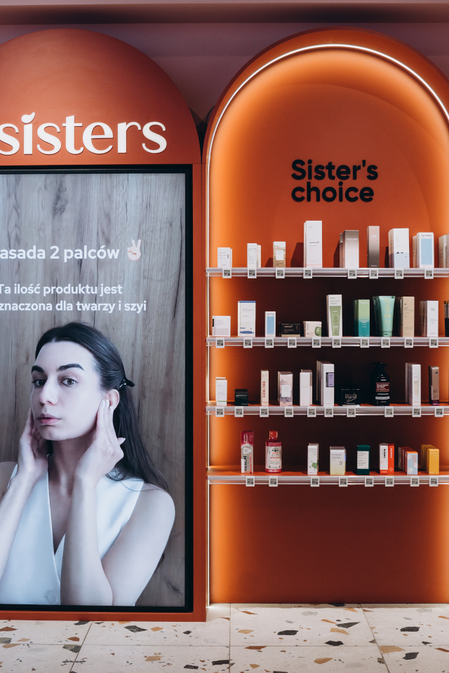 Interior de Ksisters Polska con pavimento Stracciatella Nacar